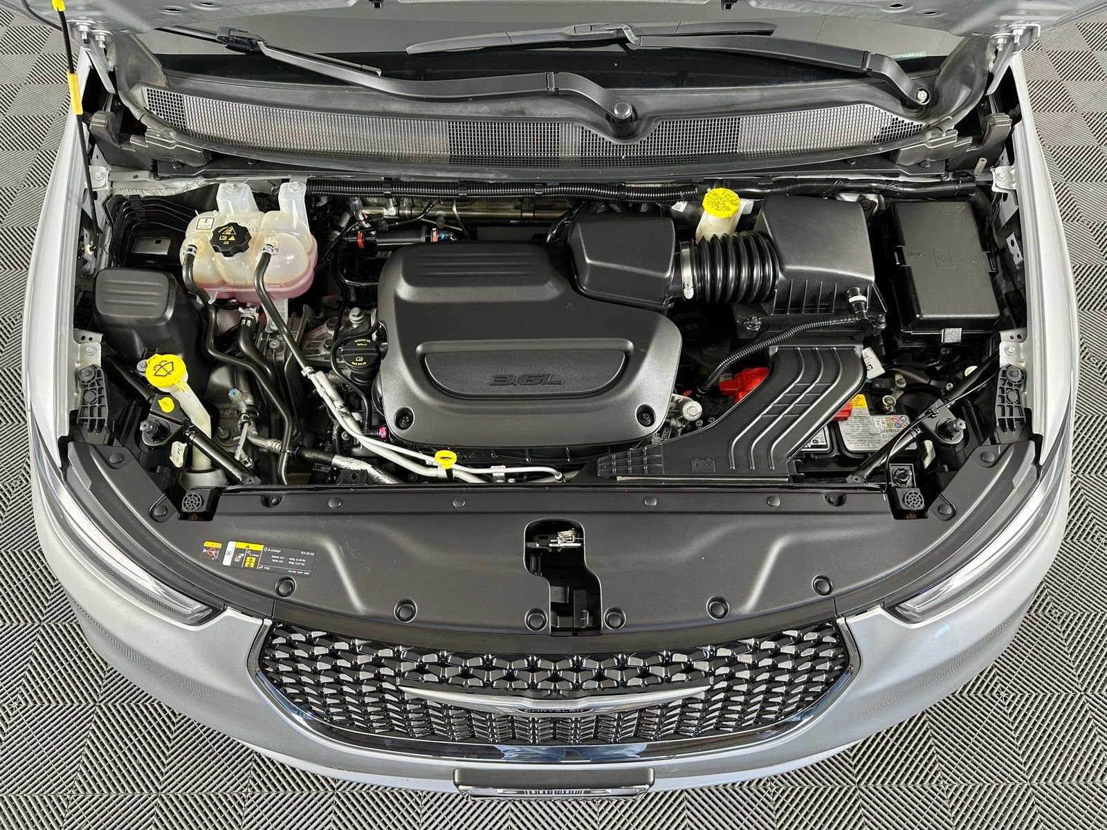 Used 2024 Chrysler Pacifica Limited image 26