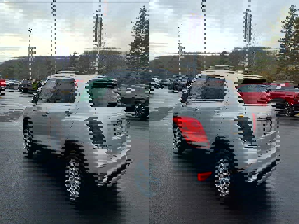 Used 2018 Chevrolet Trax LT w/ LT Convenience Package image 4