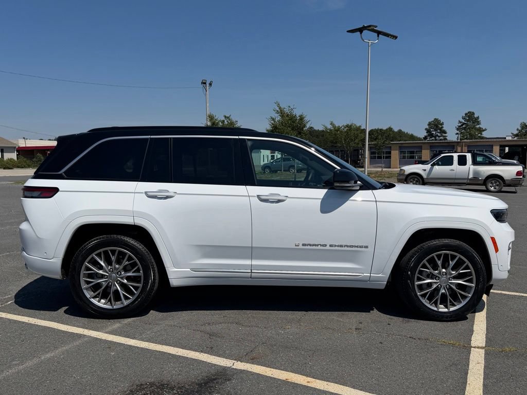 Used 2025 Jeep Grand Cherokee Summit AWD/4WD image 2