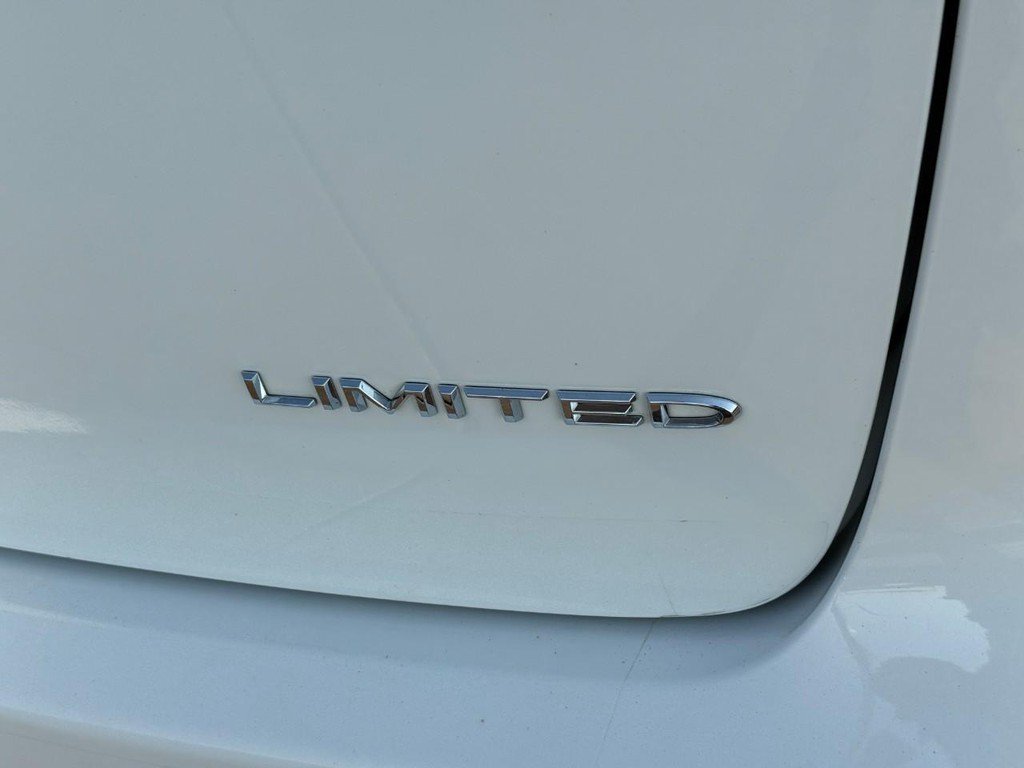 Used 2024 Chrysler Pacifica Limited FWD image 7