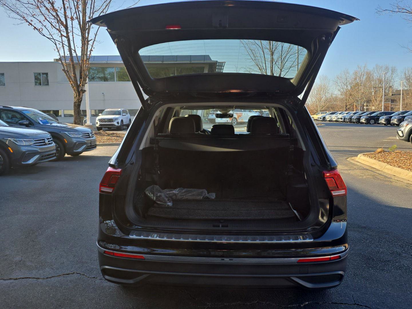 Used 2022 Volkswagen Tiguan SE w/ Panoramic Sunroof Package image 7