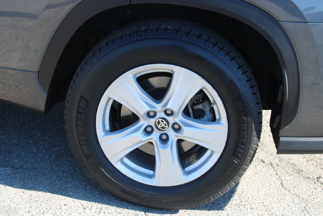 Used 2020 Toyota Highlander LE FWD image 8