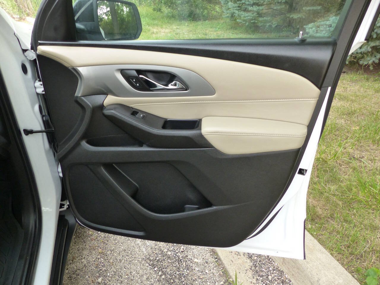 Used 2022 Chevrolet Traverse LS AWD/4WD image 45