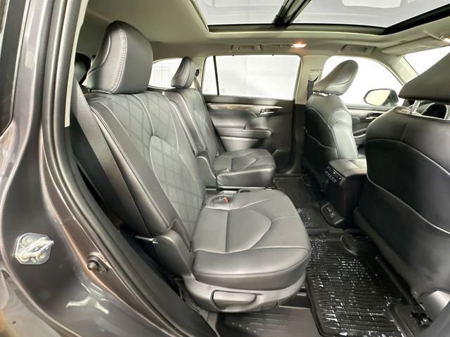 Used 2024 Toyota Highlander Platinum image 4