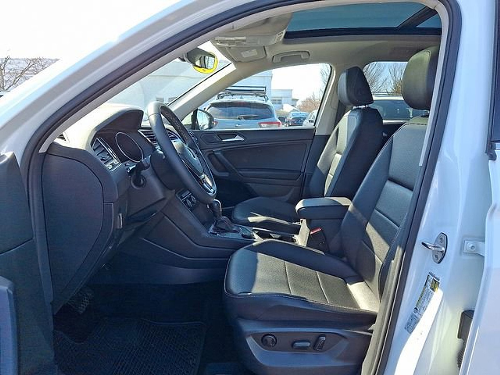 Used 2021 Volkswagen Tiguan SE w/ Panoramic Sunroof Package image 13
