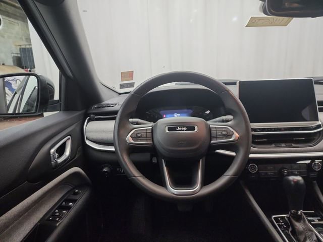 Used 2024 Jeep Compass Latitude image 11