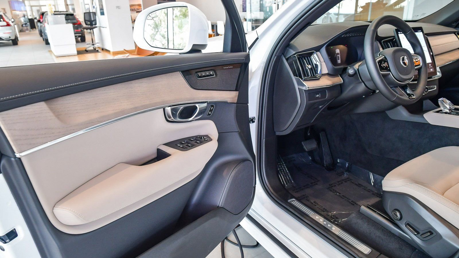 Used 2025 Volvo XC90 B5 Plus w/ Protection Package Premier image 24