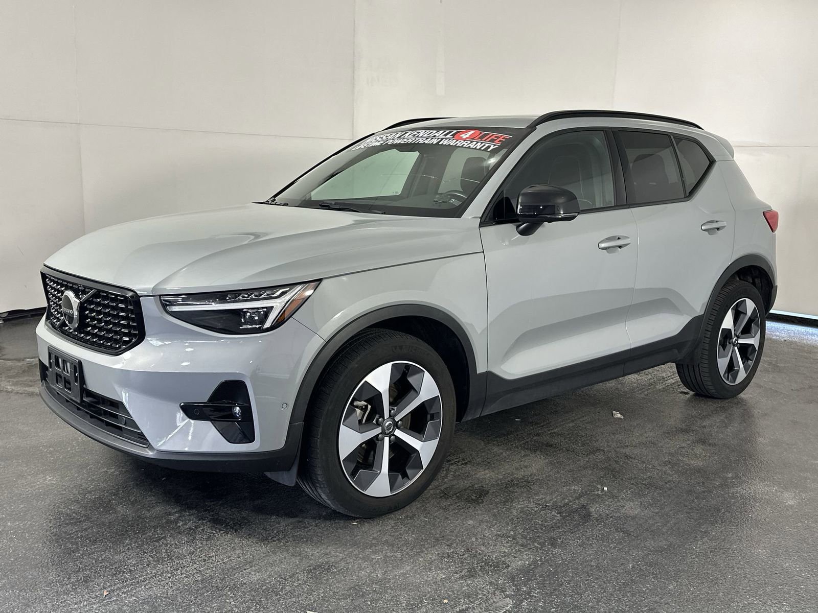 Used 2024 Volvo XC40 B5 Plus image 4