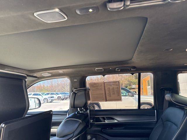 Used 2022 Jeep Grand Wagoneer Series II AWD/4WD image 32