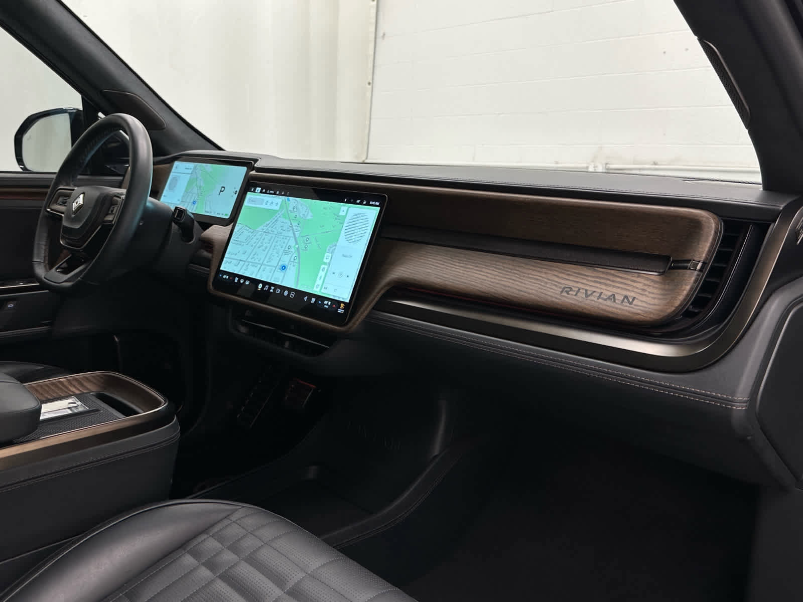 Used 2025 Rivian R1T Premium image 17