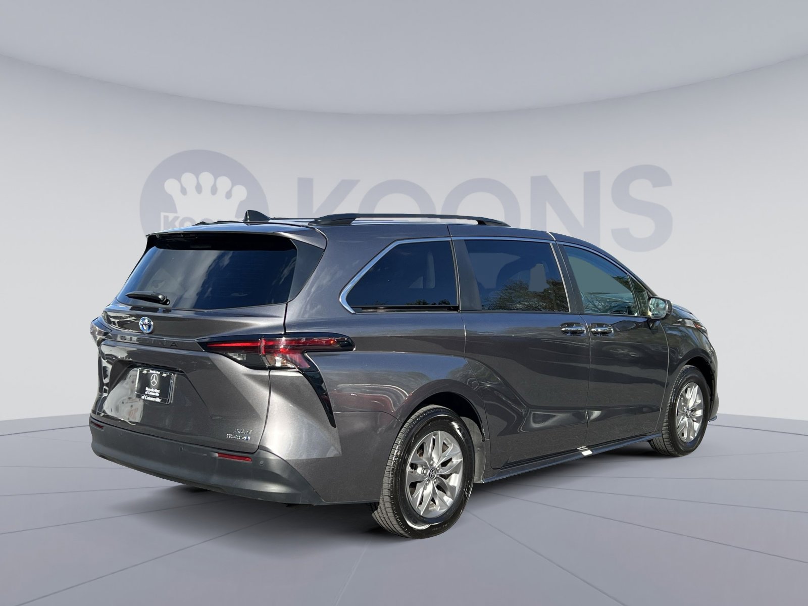 Used 2024 Toyota Sienna XLE FWD image 5