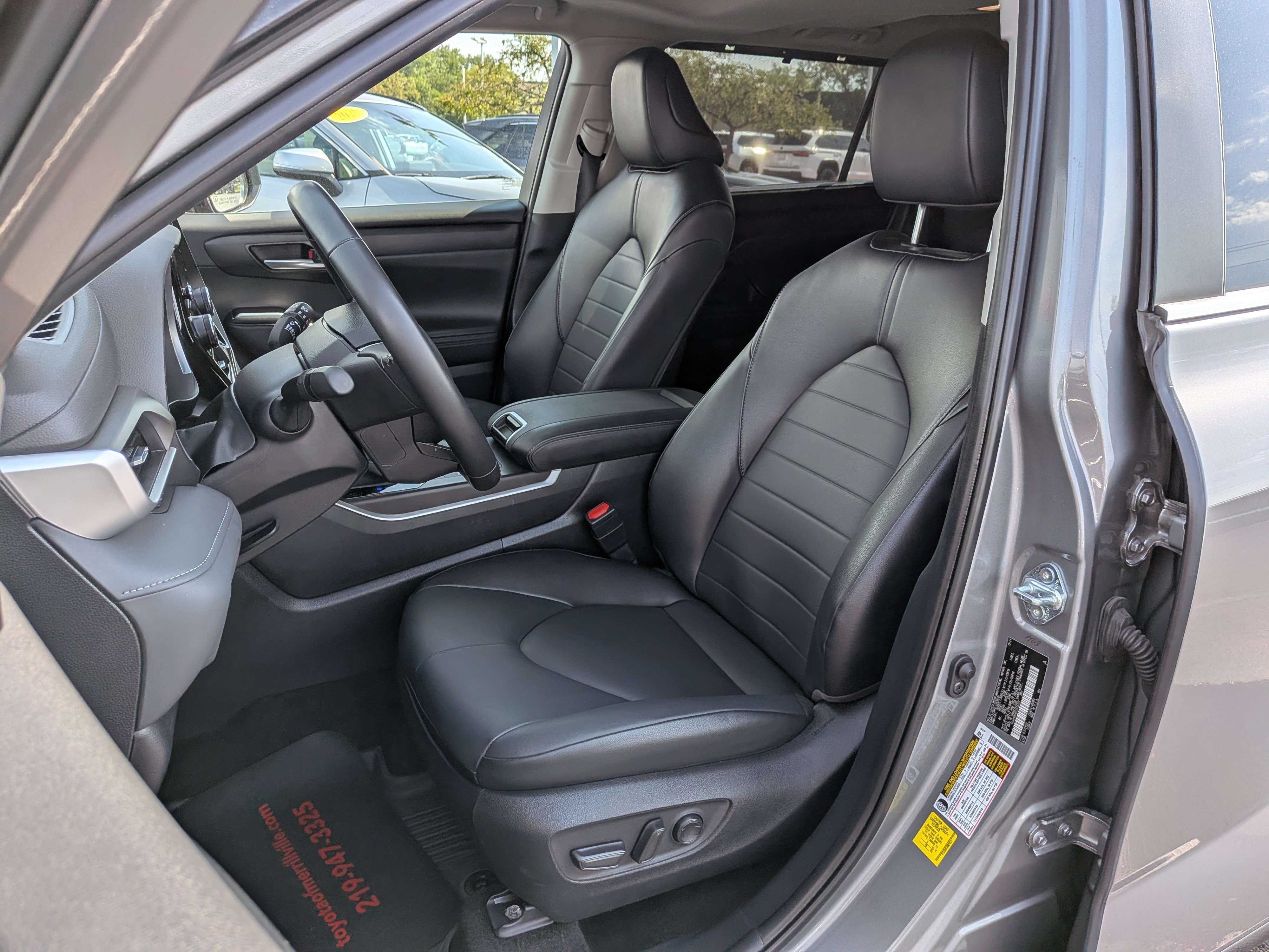 Used 2025 Toyota Highlander XLE AWD/4WD image 14