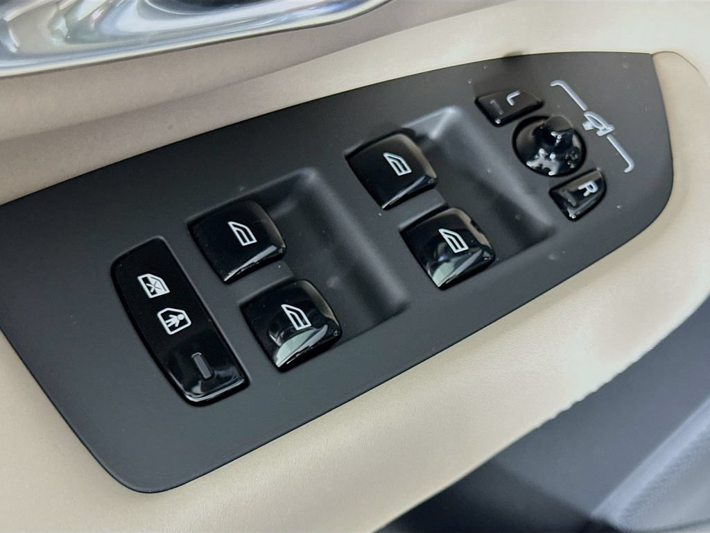 New 2026 Volvo XC90 T8 Plus w/ Protection Package Premier AWD/4WD image 18