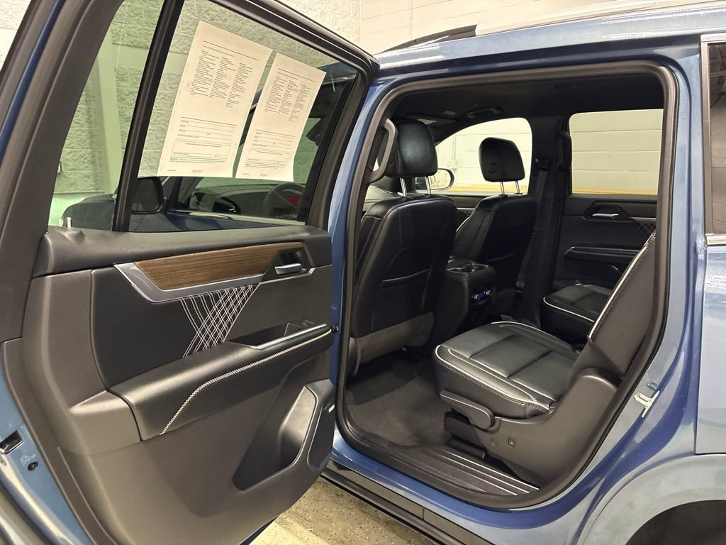 Used 2025 GMC Acadia Denali AWD/4WD image 29
