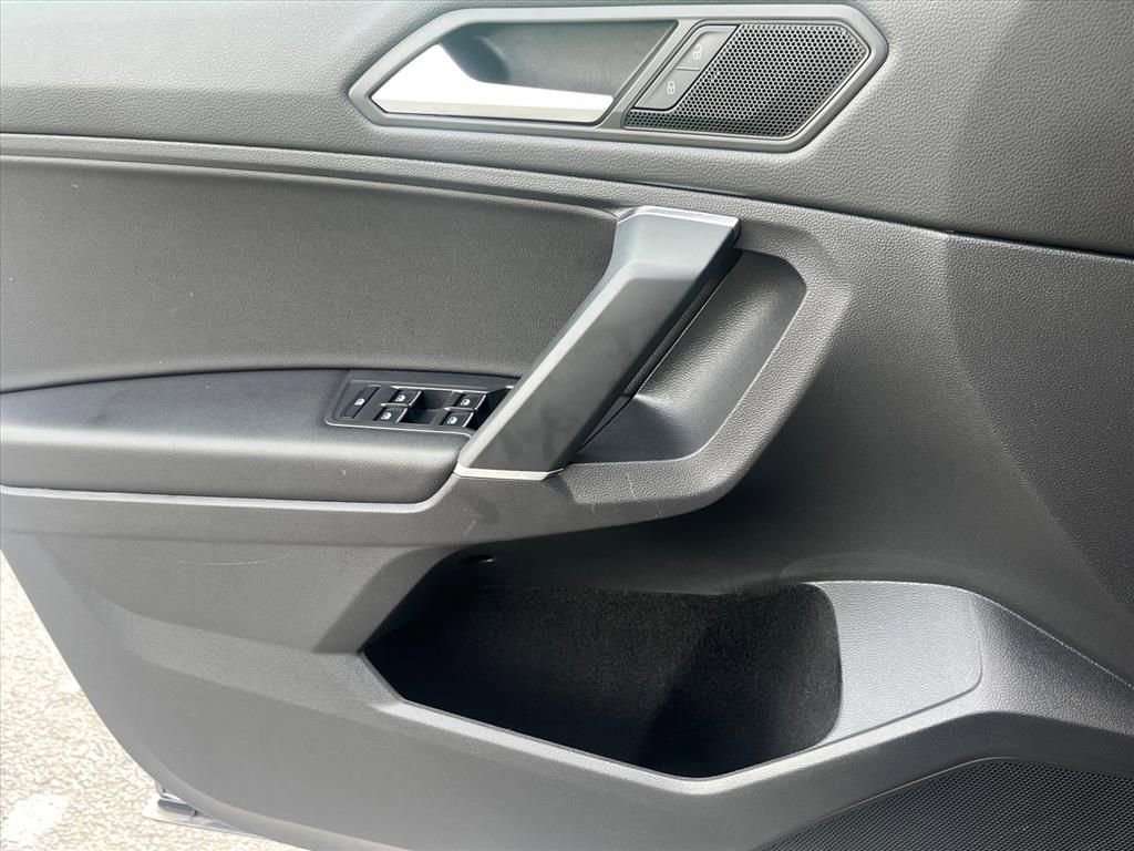 Used 2020 Volkswagen Tiguan SE w/ Panoramic Sunroof Package AWD/4WD image 24