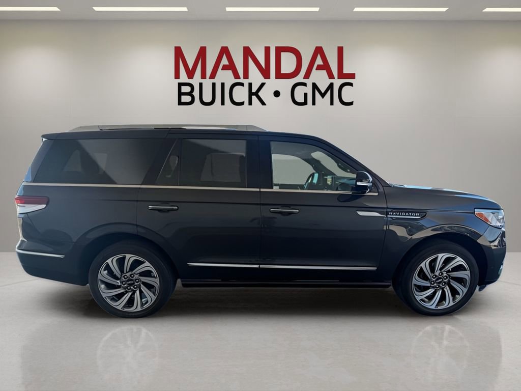 Used 2023 Lincoln Navigator Reserve image 4