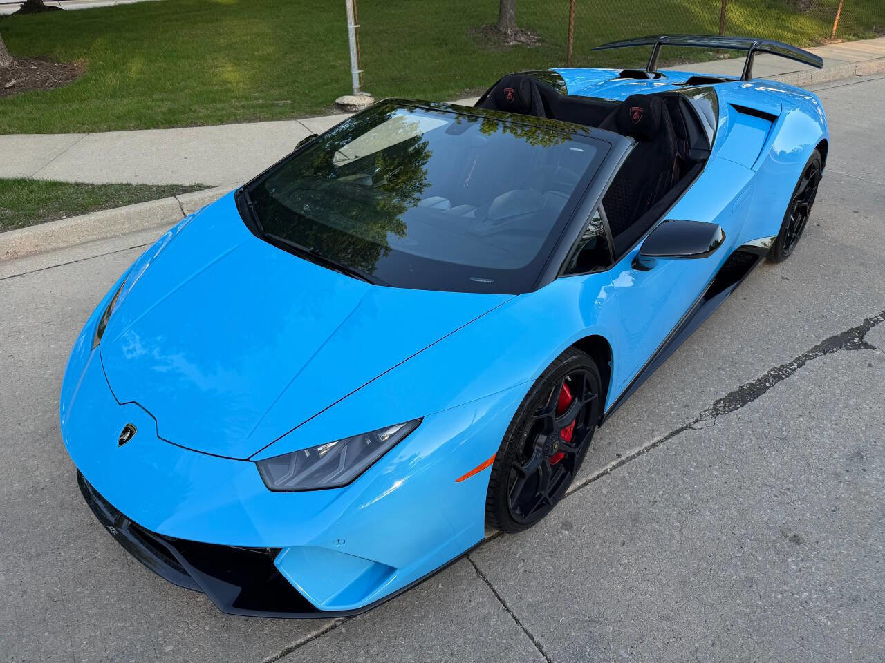 Used 2018 Lamborghini Huracan Performante AWD/4WD image 3