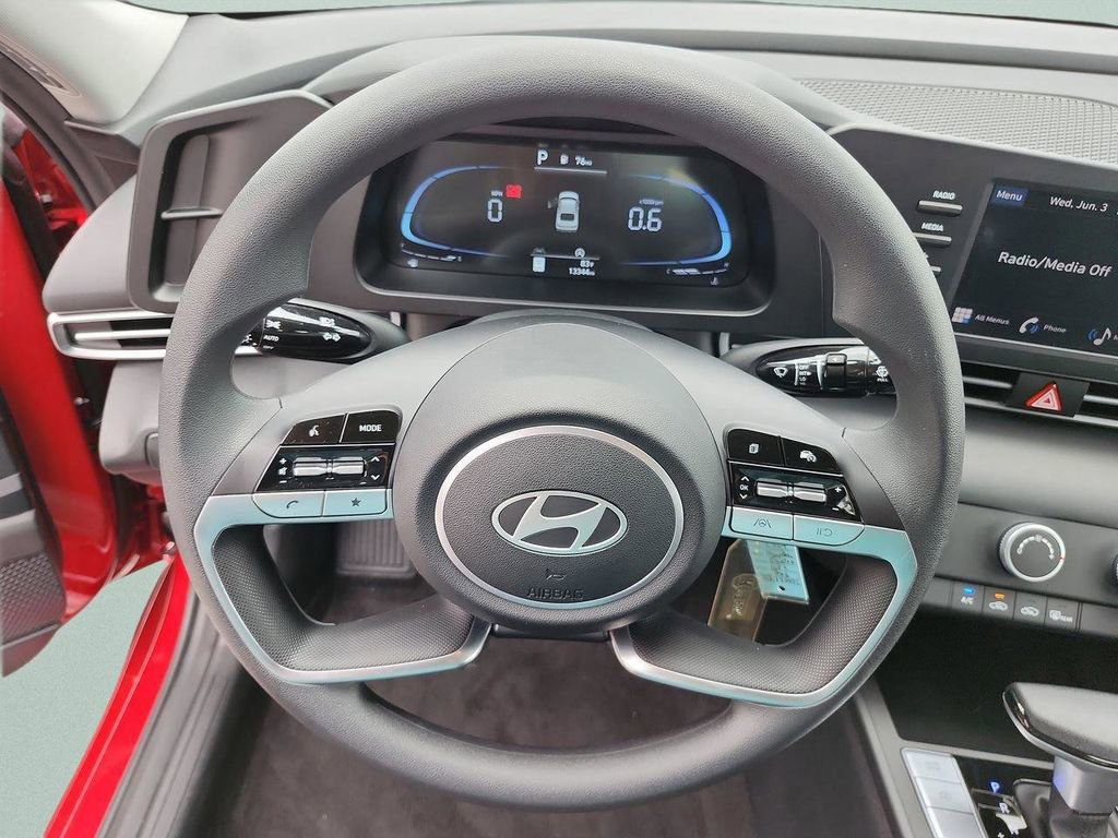 Certified 2024 Hyundai Elantra SE FWD image 31