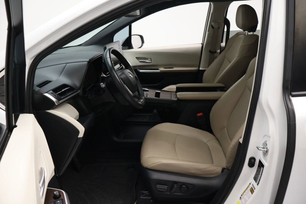 Used 2022 Toyota Sienna XLE FWD image 14