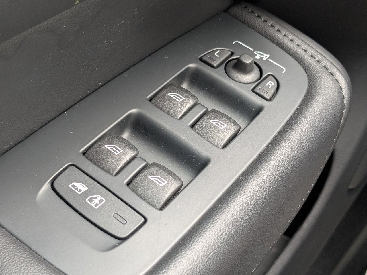 Used 2024 Volvo XC60 B5 Plus image 29