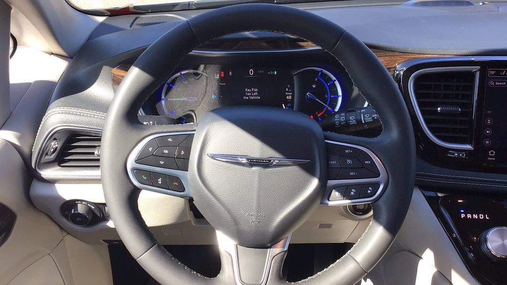 Used 2023 Chrysler Pacifica Limited image 17