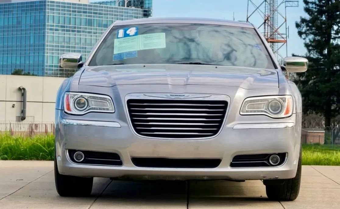 Used 2014 Chrysler 300 C RWD image 2