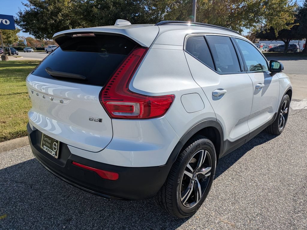 Certified 2023 Volvo XC40 B5 Plus w/ Driver Assist Package AWD/4WD image 4