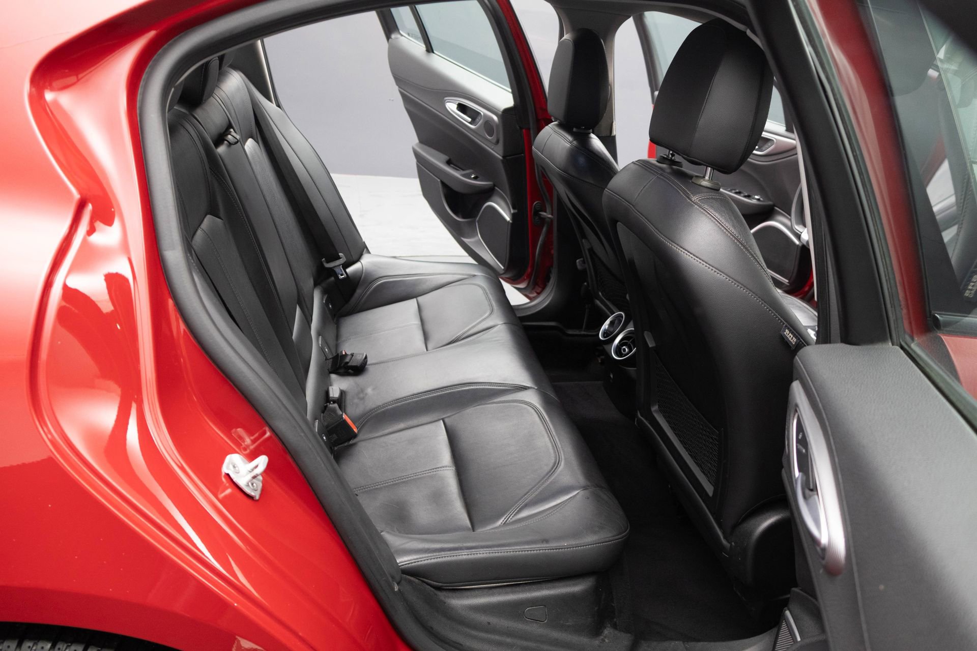 Used 2017 Alfa Romeo Giulia AWD w/ Sport Appearance Package image 34