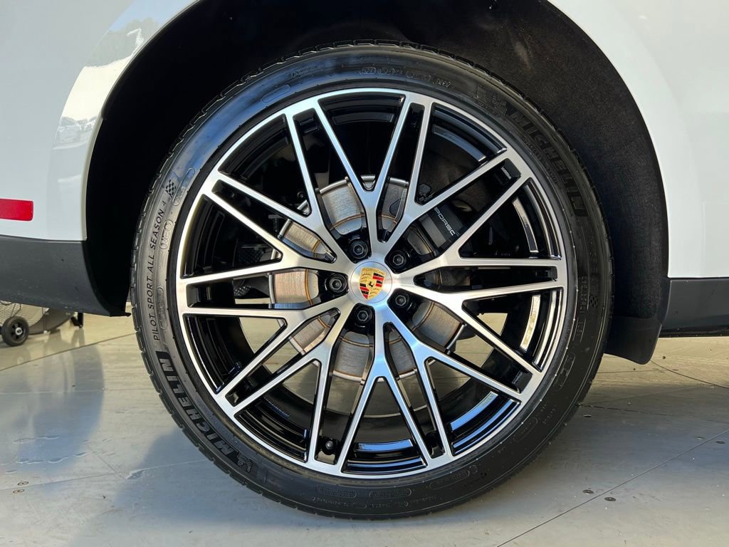 Certified 2026 Porsche Macan AWD/4WD image 27