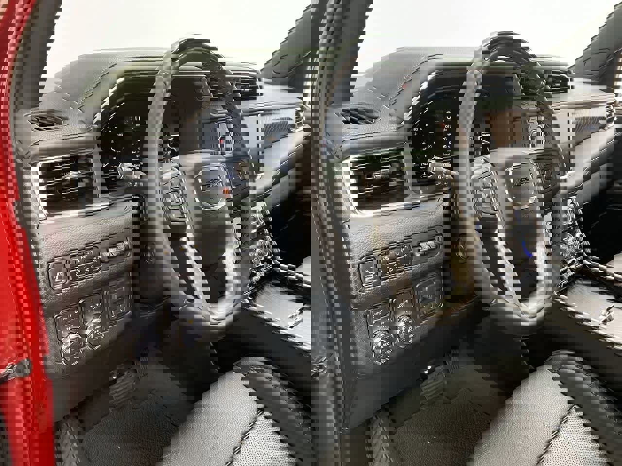 Used 2024 GMC Yukon Denali w/ Advanced Technology Package image 2