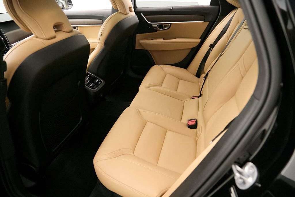 Certified 2025 Volvo V90 B6 Cross Country Ultra AWD/4WD image 24