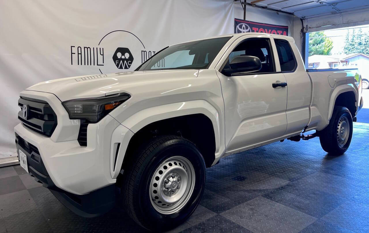 Used 2024 Toyota Tacoma SR image 1