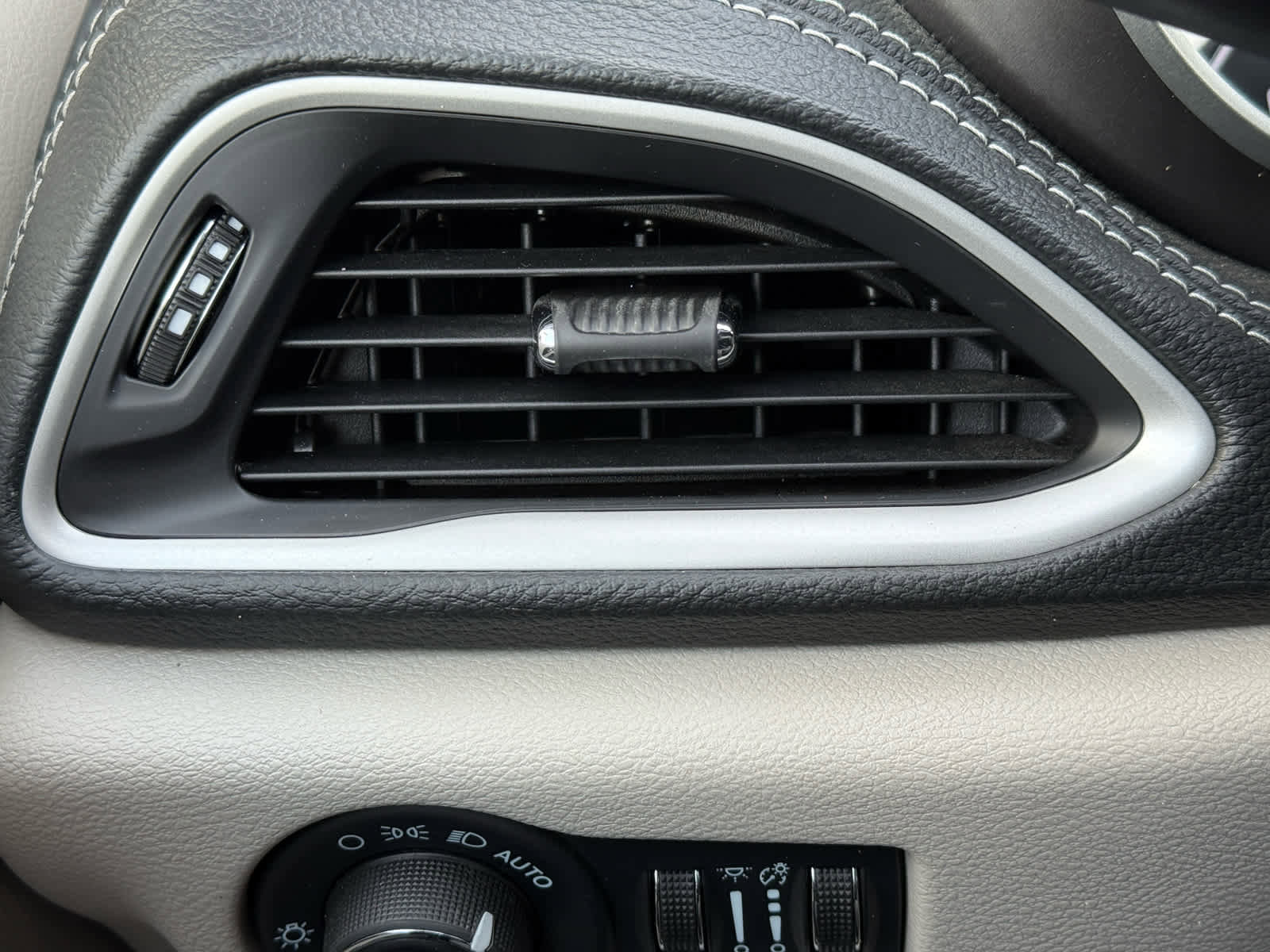 Used 2024 Chrysler Pacifica Touring-L image 30