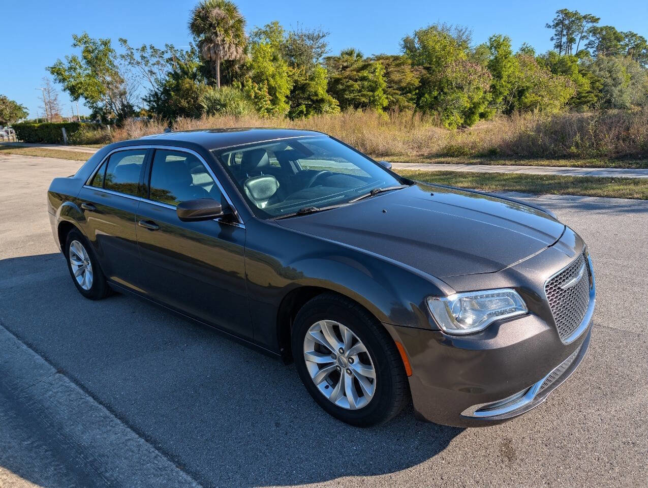 Used 2016 Chrysler 300 Limited w/ Driver Convenience Group image 4