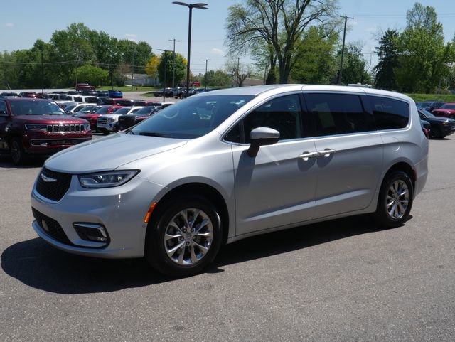 Used 2023 Chrysler Pacifica Touring-L w/ Uconnect Theater Family Group AWD/4WD image 7