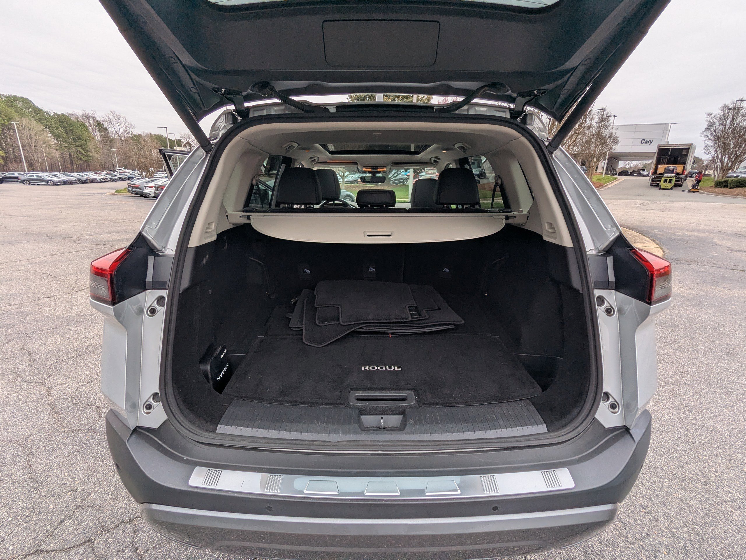 Used 2022 Nissan Rogue SL w/ SL Premium Package image 16