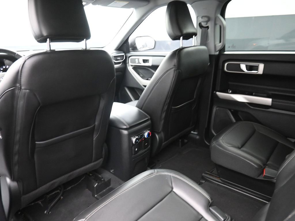 Used 2022 Ford Explorer XLT w/ Equipment Group 202A image 2