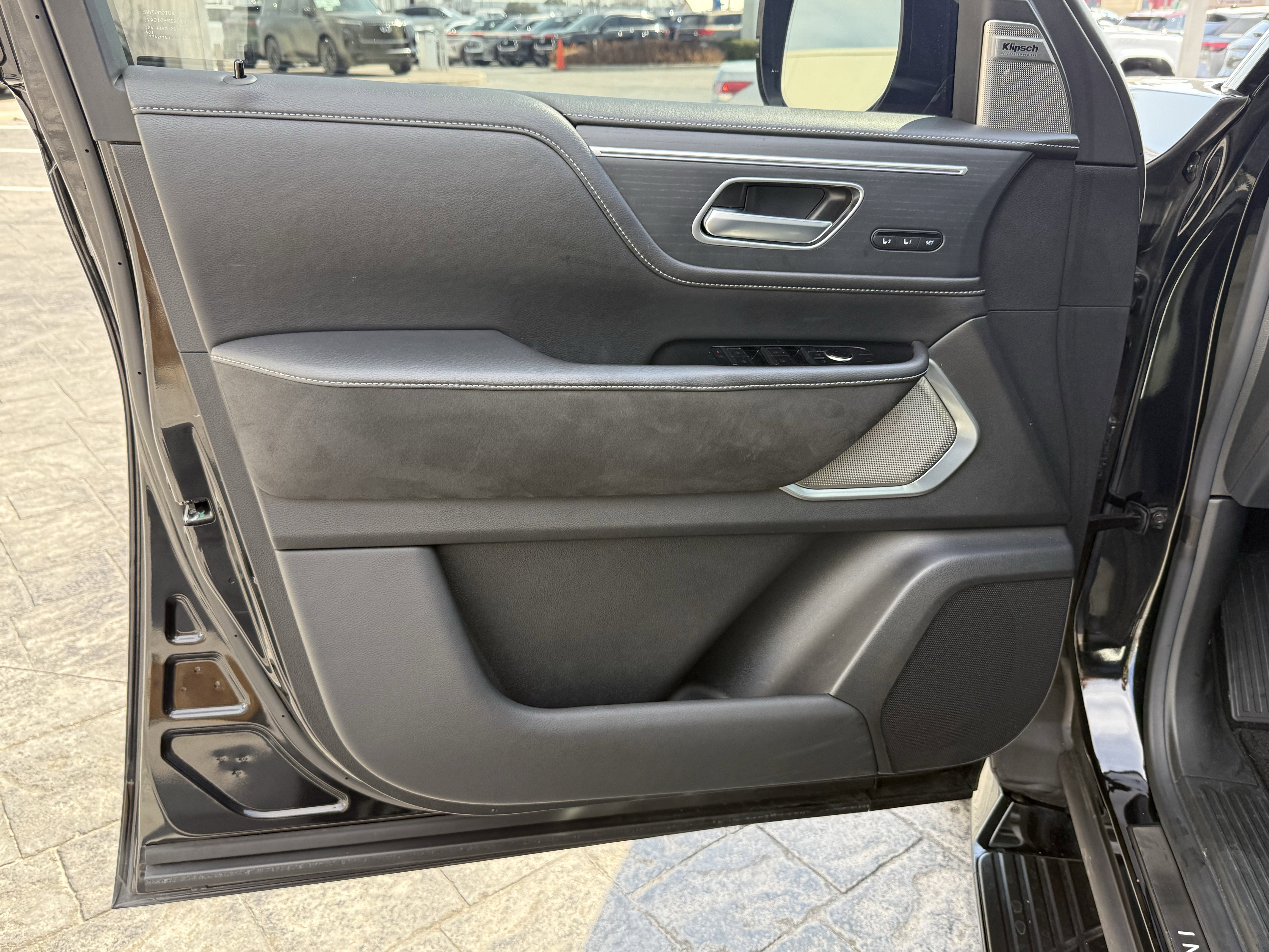 Certified 2025 INFINITI QX80 Sensory image 10