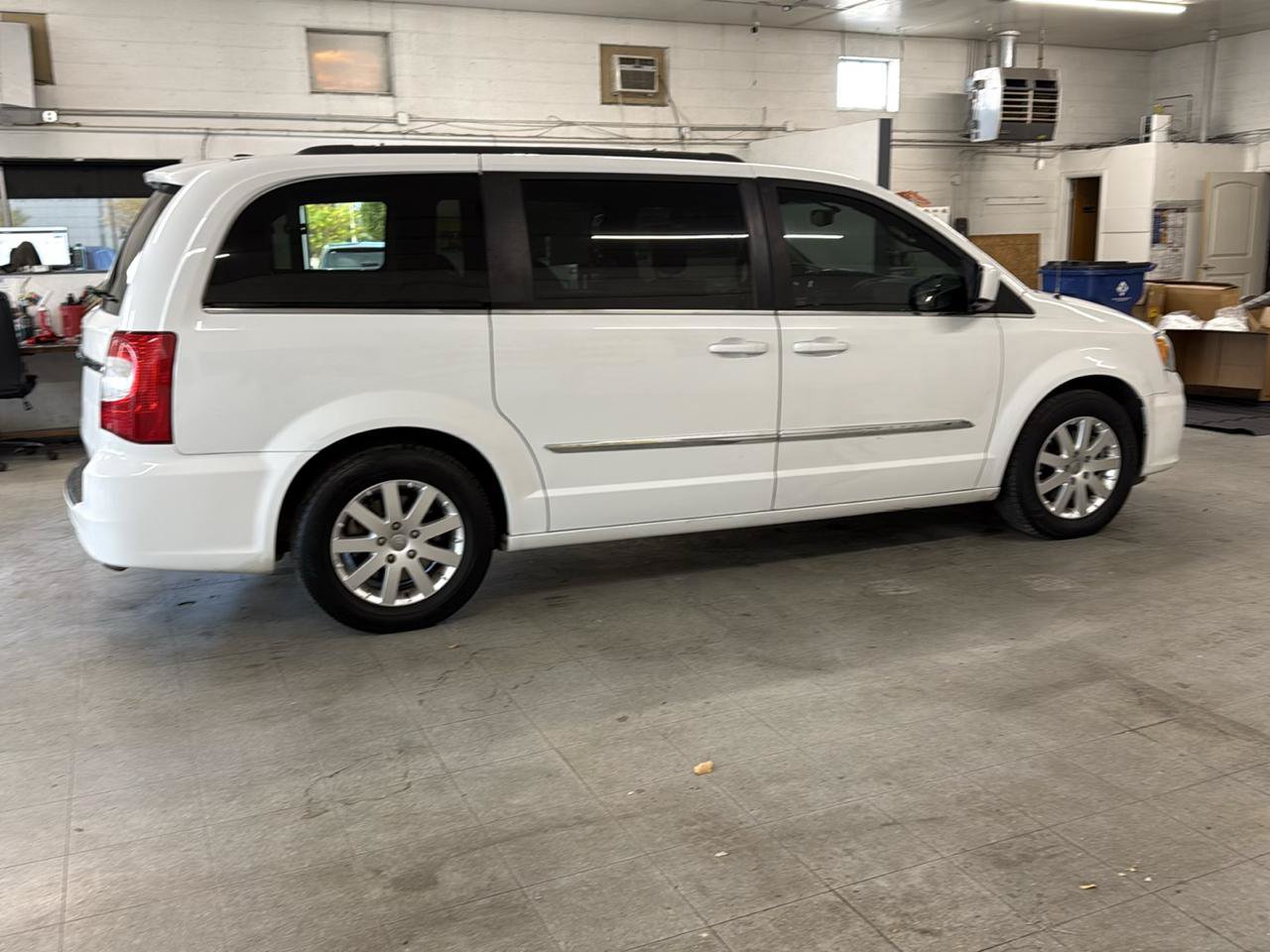 Used 2015 Chrysler Town & Country Touring FWD image 4