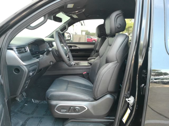 Used 2025 Jeep Wagoneer L Series II AWD/4WD image 14