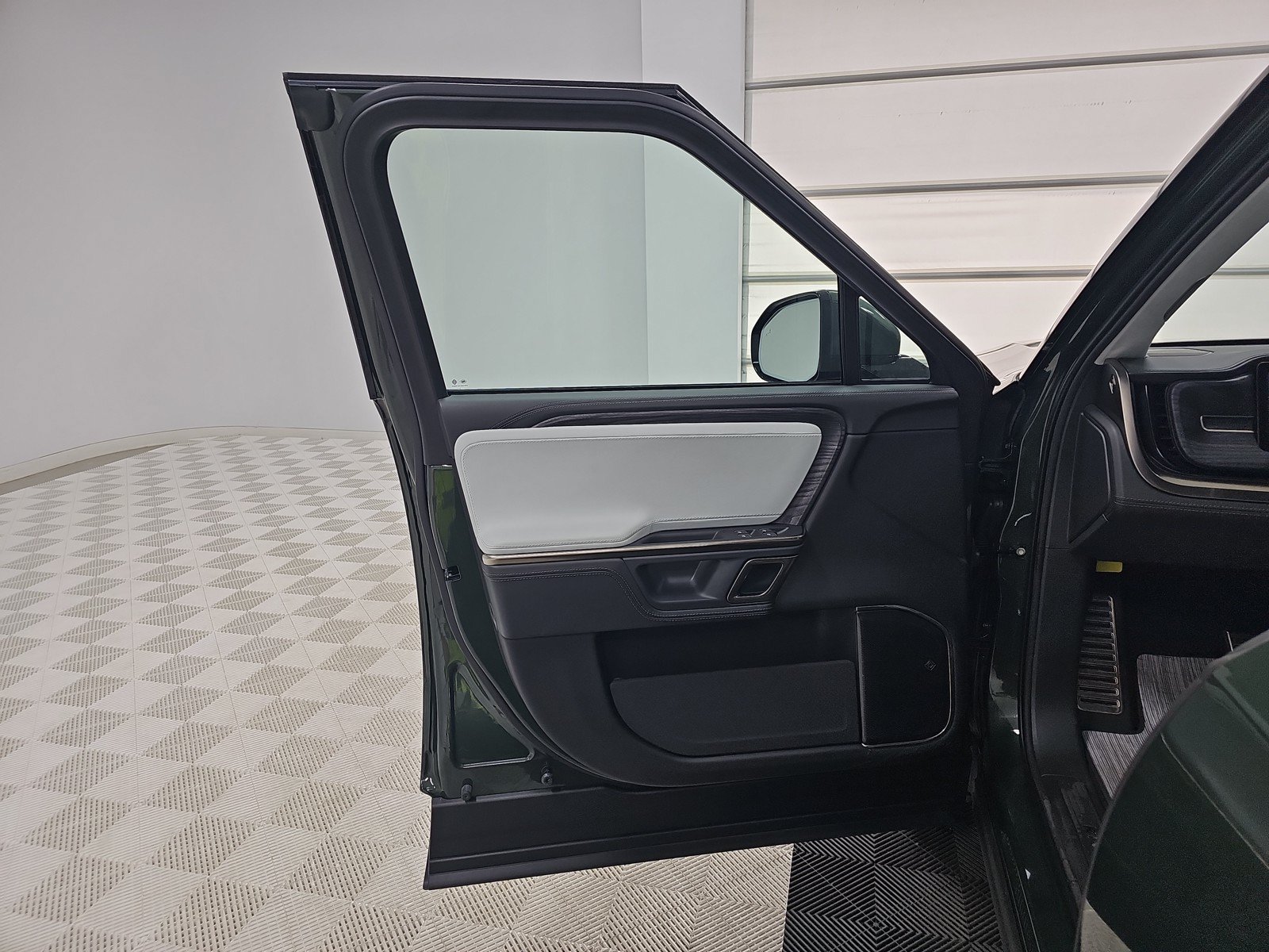 Used 2024 Rivian R1S Adventure AWD/4WD image 16