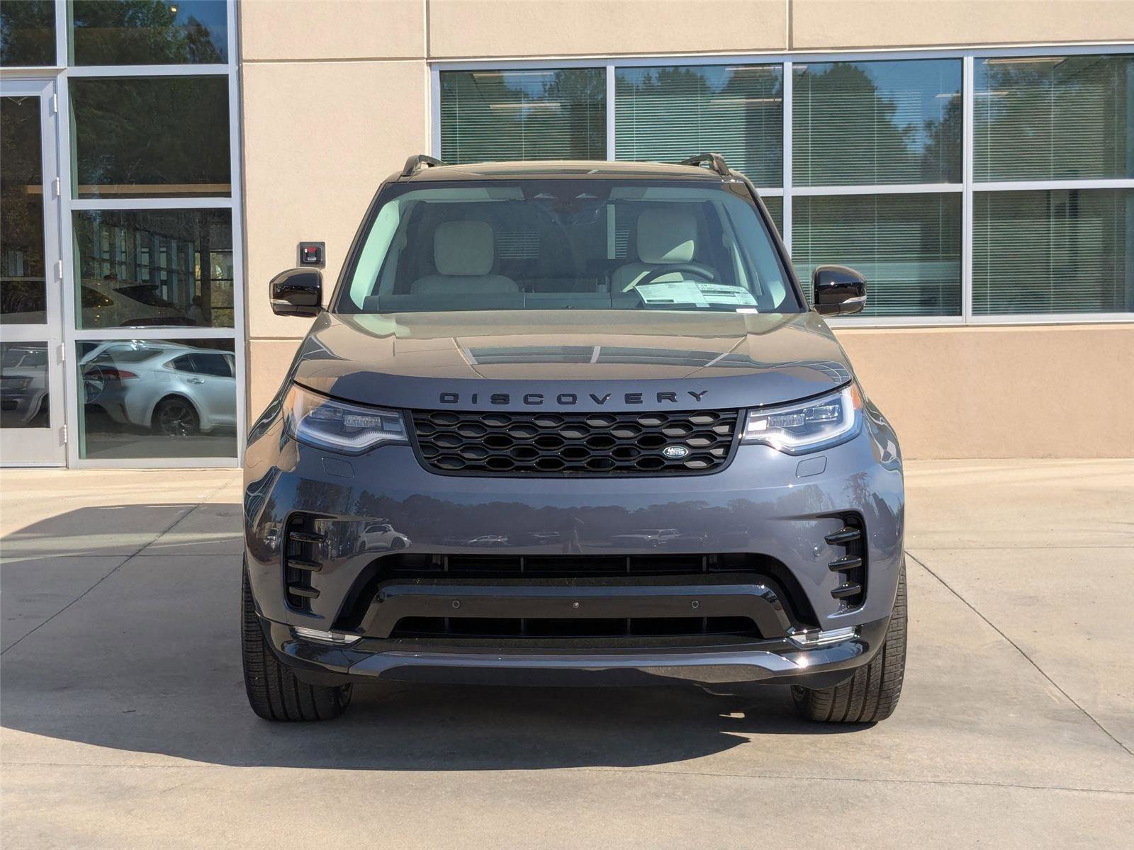 New 2025 Land Rover Discovery Dynamic SE image 2