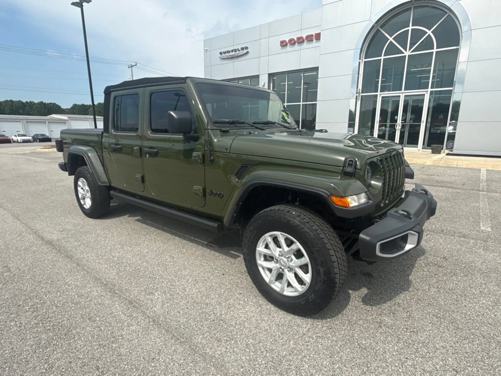 Used 2023 Jeep Gladiator Sport AWD/4WD image 2