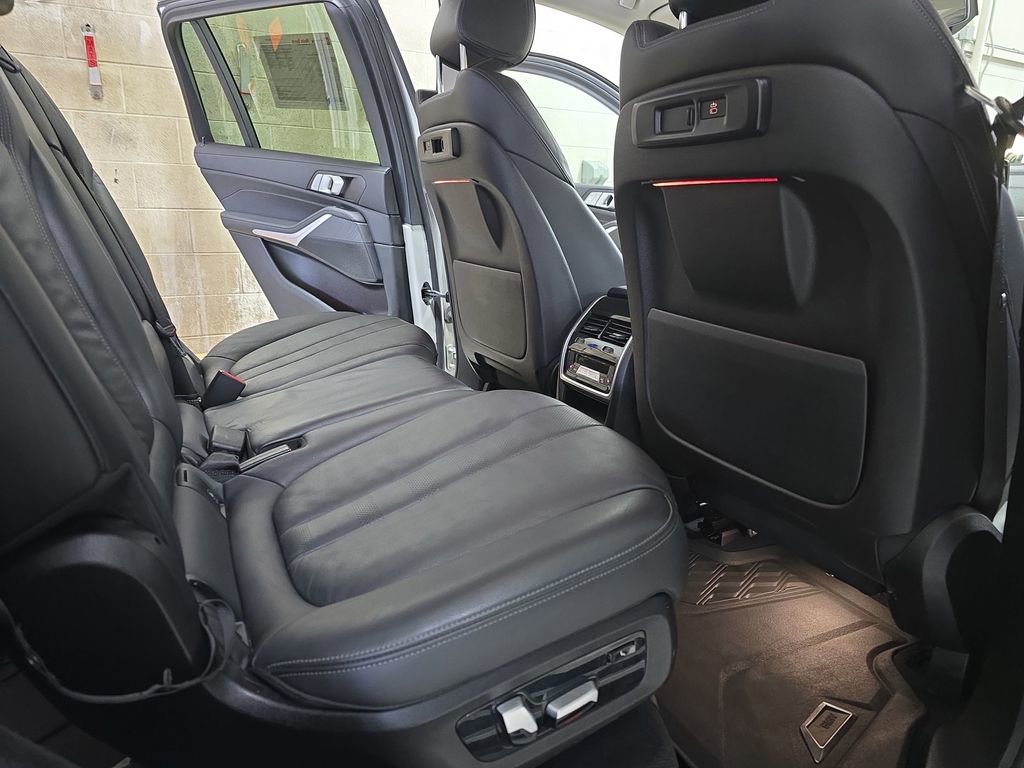 Used 2022 BMW X7 xDrive40i w/ Premium Package image 14