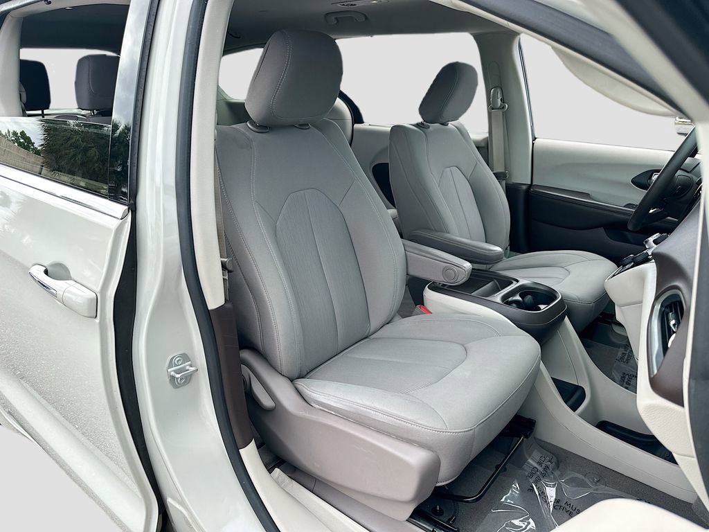 Used 2020 Chrysler Pacifica Touring image 27