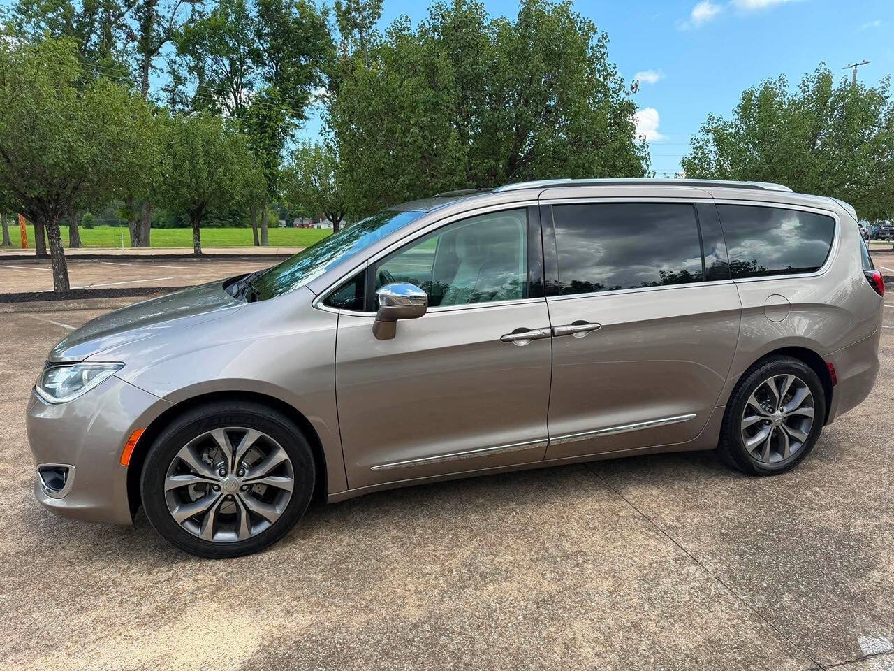 Used 2017 Chrysler Pacifica Limited FWD image 2