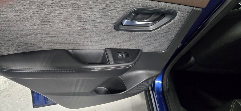 Used 2023 Nissan Rogue SV image 27