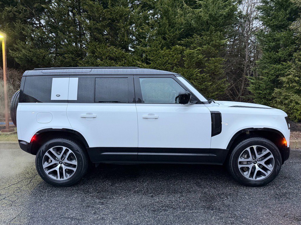 Used 2023 Land Rover Defender 110 X-Dynamic SE image 7