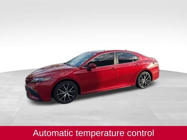 Used 2021 Toyota Camry SE image 2