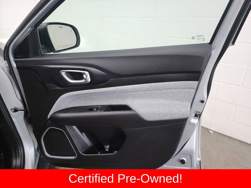 Certified 2025 Jeep Compass Latitude image 29